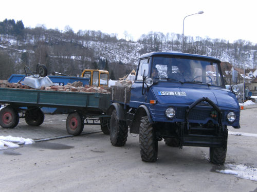 Backsteine auf dem Unimog