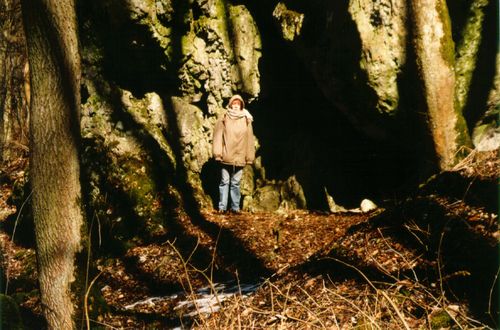 Carmen vor der Spitzbubenhöhle